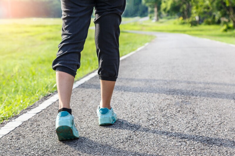 que beneficios tiene caminar 30 minutos diarios